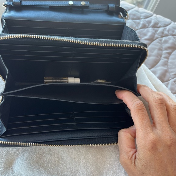 Valentino wallet on chain only wear a few time still like new - Picture 6 of 6